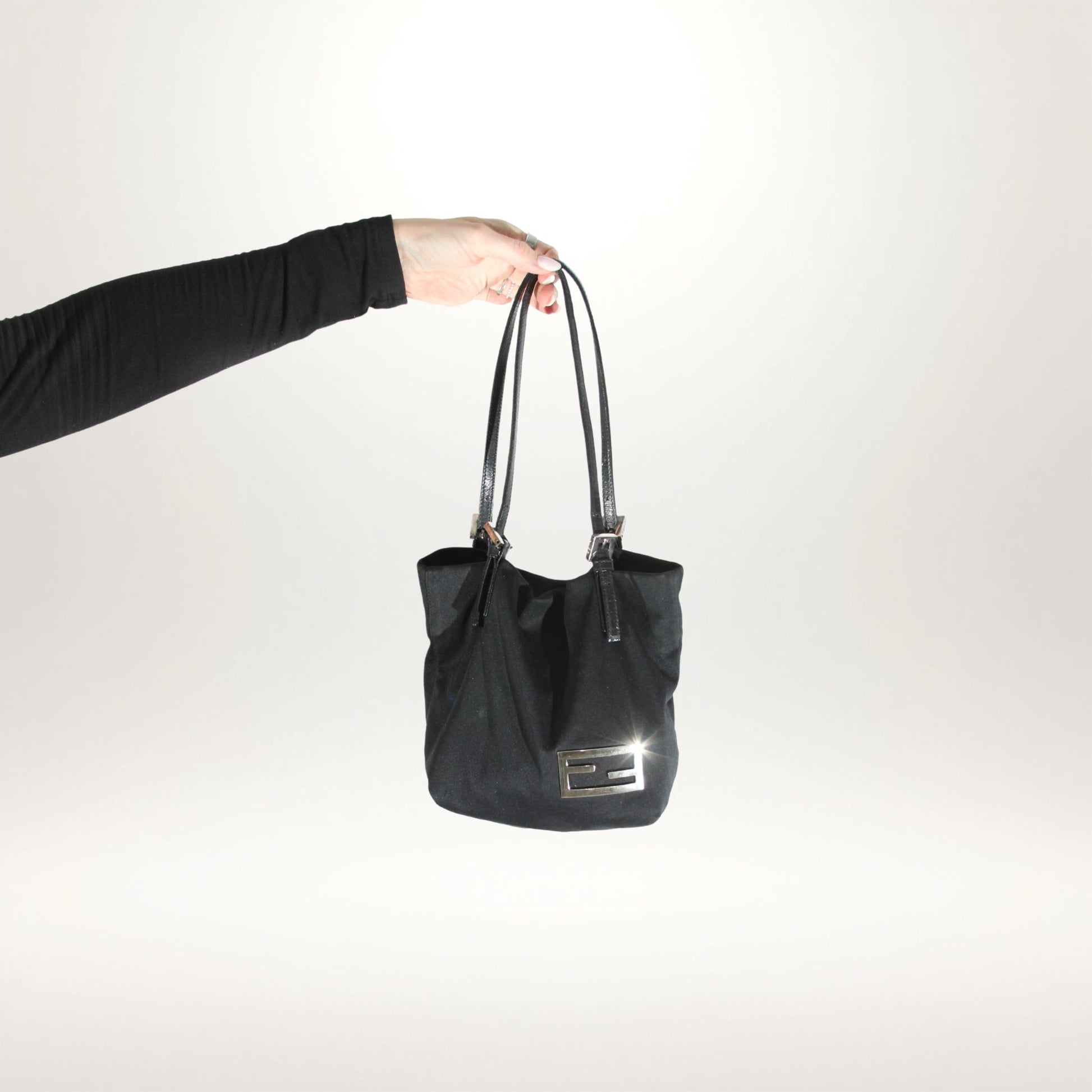 Vintage Fendi mini håndveske i sort nylon med FF-logo – bilde 7