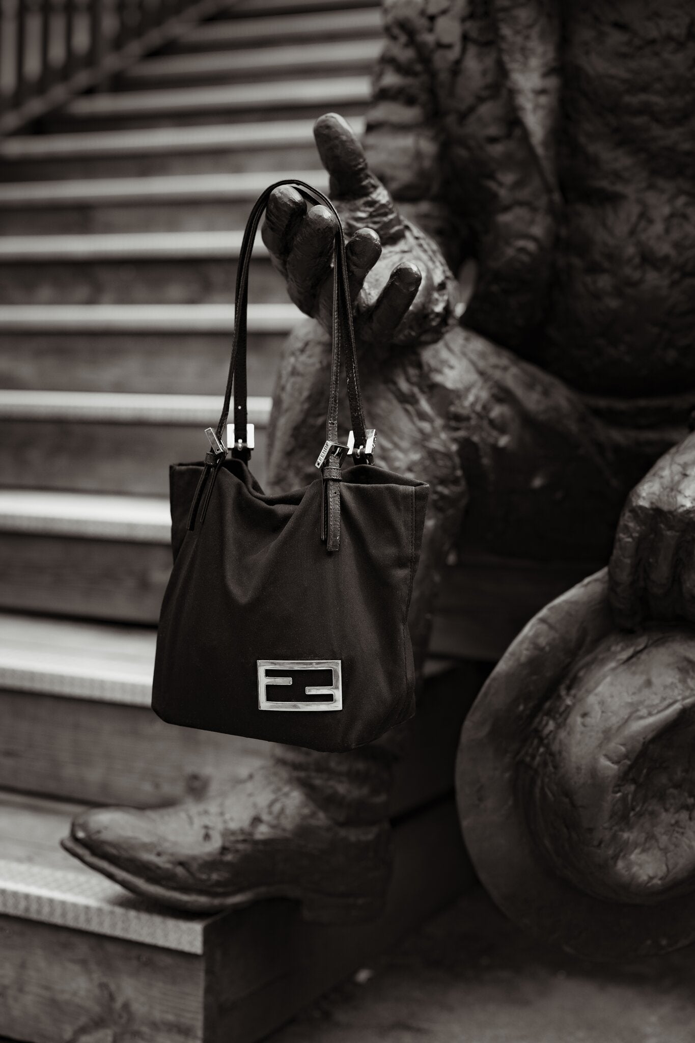 Vintage Fendi mini håndveske i sort nylon med FF-logo – bilde 3