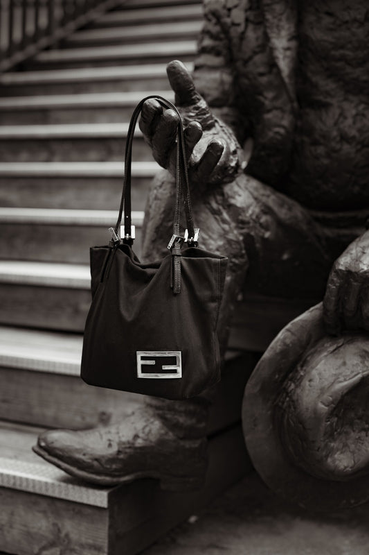 Vintage Fendi mini håndveske i sort nylon med FF-logo – bilde 3