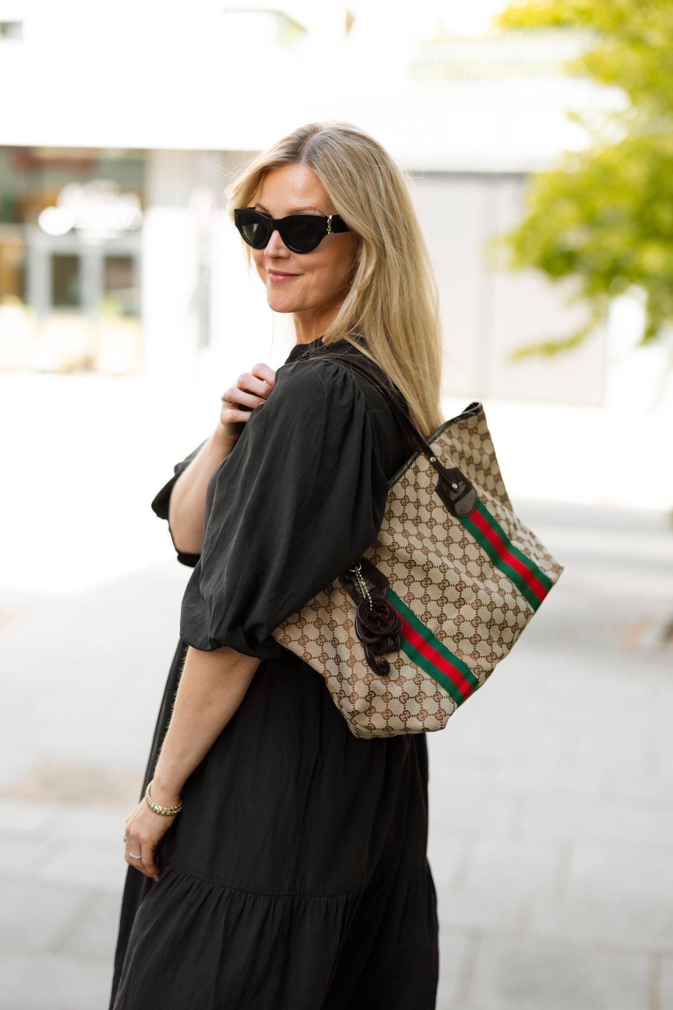 Vintage Gucci Jolie Web tote i GG canvas med web-bånd og charms – bilde 4