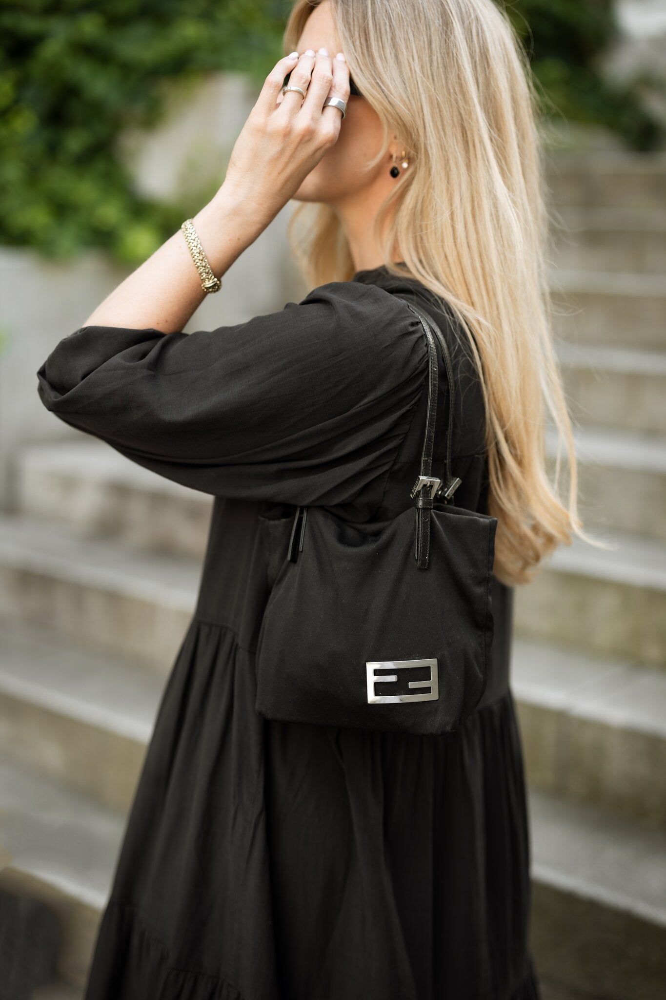Vintage Fendi mini håndveske i sort nylon med FF-logo – bilde 2