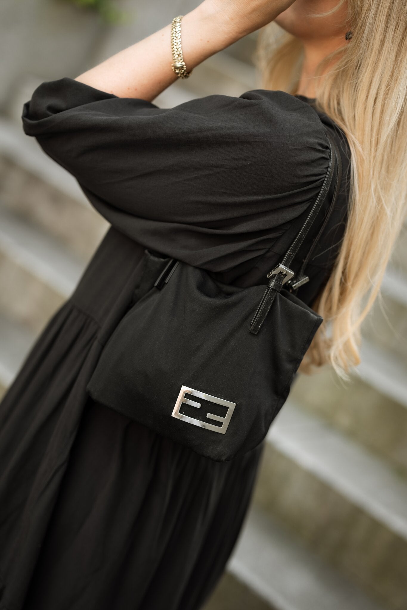 Vintage Fendi mini håndveske i sort nylon med FF-logo – bilde 4